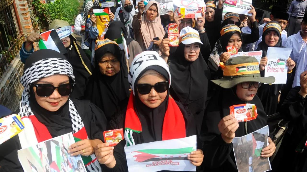 Masyarakat Bogor menggelar aksi simbolik untuk merazia produk-produk pendukung Israel di warung-warung kelontong di Desa Bantarsari, Rancabungur, Bogor, Selasa (14/11/2023).