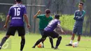 Pemain Timnas Indonesia U-22, Paulo Sitanggang (kedua kiri) berusaha mengecoh pemain Persita saat laga uji coba di Lapangan SPH Karawaci, Tangerang, Selasa (25/4). Timnas Indonesia U-22 unggul 2-1. (Liputan6.com/Helmi Fithriansyah)