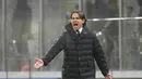 Pelatih Inter Milan, Simone Inzaghi menginstruksikan pemainnya saat bertanding melawan Torino pada pertandingan lanjutan Liga Serie A Italia di Stadion San Siro, di Milan, Italia, Kamis (23/12/2021). Inter Milan menang tipis atas Torino dengan skor 1-0. (AP Photo/Luca Bruno)