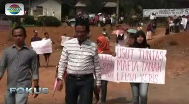 Puluhan warga Desa Ancol, Kecamatan Cineam, Tasikmalaya, Jawa Barat, mendatangi proyek Bendungan Leuwikeris.