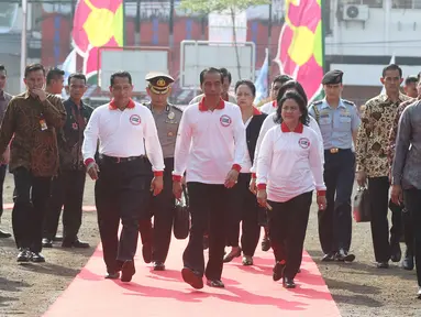 Presiden Joko Widodo didampingi Ibu Negara Iriana Jokowi dan Kepala BNN, Komjen Budi Waseso saat tiba di acara peringatan Hari Anti Narkotika Internasional (HANI) di kawasan Taman Sari, Jakarta, Minggu (26/6). (Liputan6.com/Herman Zakharia)