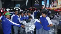 Kaum disabilitas dan pelajar diajak untuk mengenal lebih jauh teknologi dan produk terbaru Mazda yang mengusung semangat Be Alive.