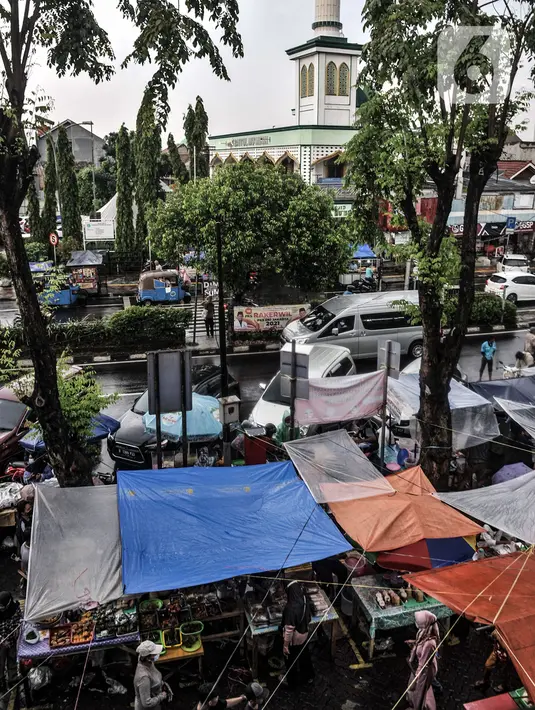 Warga berburu sajian untuk berbuka puasa atau takjil di Pasar Rawamangun, Jakarta Timur, Rabu (14/4/2021). Selain aneka kudapan ringan, Pasar Takjil Rawamangun juga menjual berbagai menu makanan berat. (merdeka.com/Iqbal S. Nugroho)