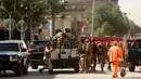 Pasukan petugas keamanan meninggalkan lokasi serangan bunuh diri di Kabul, Afghanistan, Senin (24/7). Kelompok Taliban mengaku bertanggungjawab atas serangan tersebut yang dilakukan oleh pemberontak dari anggotanya. (AP/Massoud Hossaini)