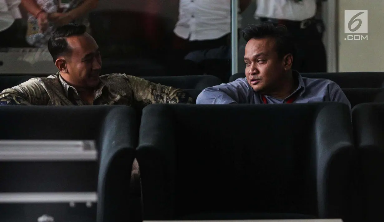 Mantan Dirut PT. Murakabi Sejahtera, Irvanto Hendra Pambudi (kanan) di ruang tunggu Gedung KPK, Jakarta, Kamis (16/11). Keponakan Ketum Partai Golkar Setya Novanto ini diperiksa sebagai saksi dugaan korupsi pengadaan e-KTP. (Liputan6.com/Faizal Fanani)