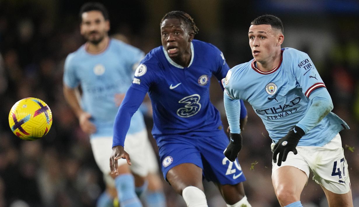 Gelandang Chelsea Denis Zakaria berebut bola dengan gelandang Manchester City Phil Foden pada matchday ke-18 Liga Inggris di Stadion Stamford Bridge, Jumat (6/1/2023) dini hari WIB. Chelsea berusaha mengejar ketertinggalan di sisa waktu yang ada, tapi upaya mereka gagal membuahkan hasil. (AP Photo/Kirsty Wigglesworth)