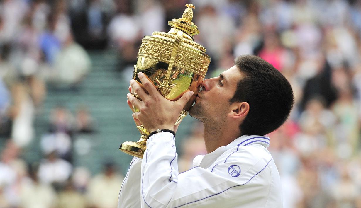 Novak Djokovic berhasil menyabet gelar juara Wimbledon pertamanya yakni pada tahun 2011 usai mengalahkan petenis asal Spanyol Rafael Nadal dengan skor 6-4 6-1 1-6 6-3. (AFP/Glyn Kirk)