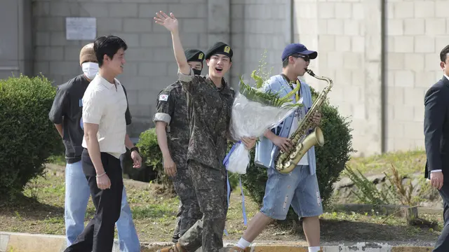 Jin BTS lulus wamil. (Im Byung-shik/Yonhap via AP)