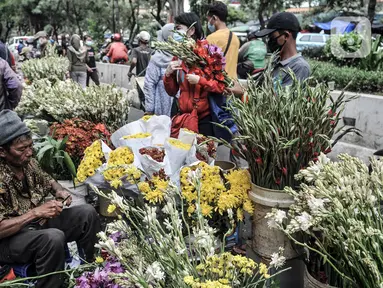 Pedagang bunga hias menunggu pembeli di Pasar Petak Sembilan, Jakarta, Kamis (11/2/2021). Membeli bunga hias merupakan salah satu tradisi warga keturunan Tionghoa dalam perayaan Tahun Baru Imlek. (merdeka.com/Iqbal S. Nugroho)