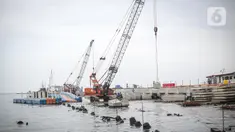 Pekerja menyelesaikan pembangunan dermaga Pelabuhan Kali Adem, Penjaringan, Jakarta, Sabtu (26/11/2022). Pembangunan dermaga tersebut untuk mengantisipasi dampak banjir rob yang kerap merendam kawasan tersebut serta meningkatkan pelayanan pelabuhan. (Liputan6.com/Faizal Fanani)