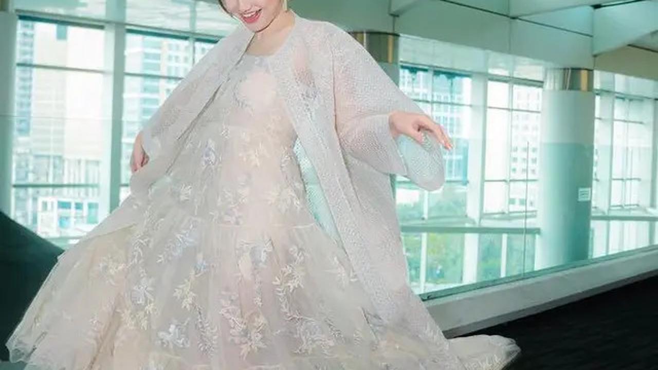 Syifa tampil memakai dress berlayer dari desainer Sapto Djojokartiko, lengkapi penampilannya dengan heels emas.