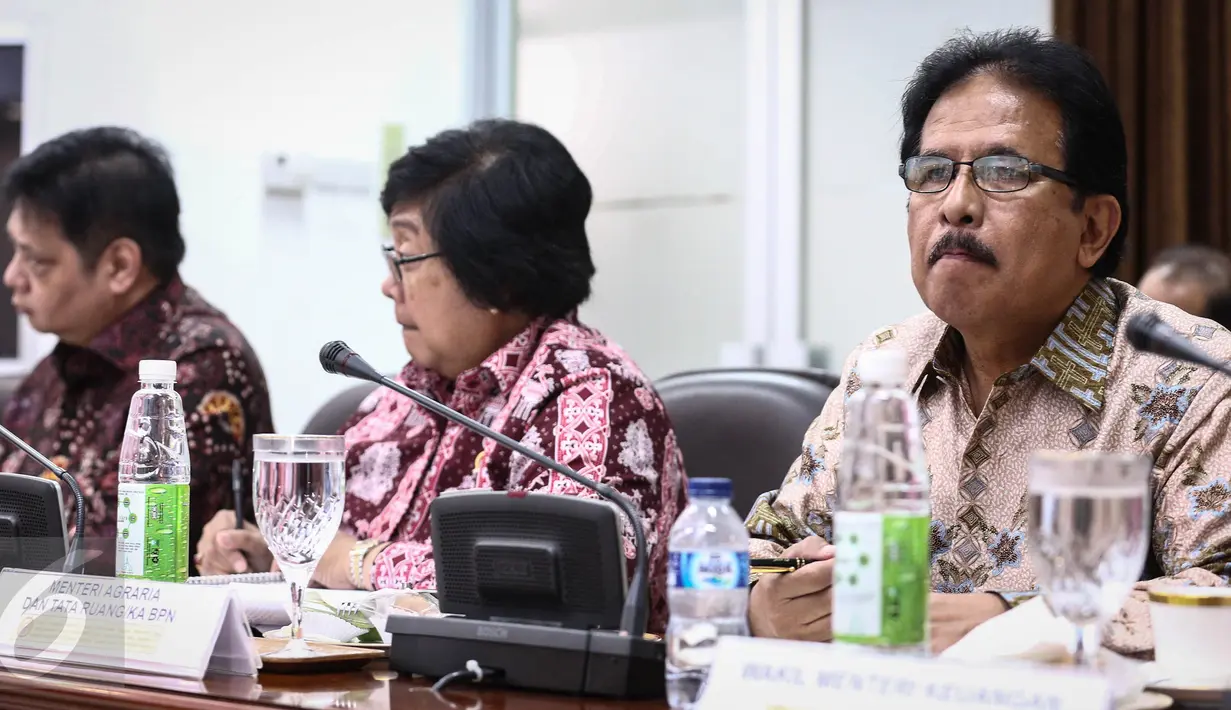 Menteri Agraria Tata Ruang dan Badan Pertanahan Nasional (ATR/BPN) Sofyan Djalil mengikuti Sidang Paripurna Dewan Energi Nasional (DEN) di Kantor Presiden, Kompleks Istana Kepresidenan, Jakarta, Kamis (5/1). (Liputan6.com/Faizal Fanani)