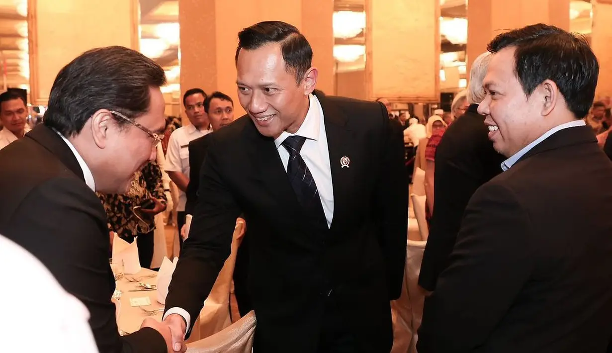 Ia terlihat mengenakan busana formal dengan setelan jas hitam, kemeja putih, dan dasi navy [@agusyudhoyono]