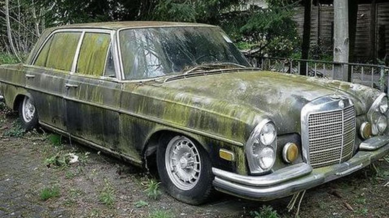 Sayang Banget! Deretan Mobil Mewah Ini Ditinggal Sampai Jadi Rongsokan