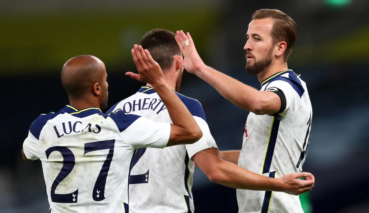 Penyerang Tottenham, Harry Kane, merayakan gol yang dicetaknya ke gawang Maccabi Haifa pada laga play-off Liga Europa 2020/2021 di Tottenham Hotspur Stadium, Jumat (2/10/2020) dini hari WIB. Tottenham menang 7-2 atas Maccabi Haifa. (AFP/Clive Rose/pool)