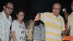 Citizen6, Morotai: Dalam rangka Sail Morotai 2012, Menteri Kelautan dan Perikanan Sharif C Sutardjo beserta Ibu ikut dalam rangka pemecahan Rekor MURI pembakaran ikan di Pulau Morotai, Kamis (13/9) malam. (Pengirim: Efrimal Bahri).