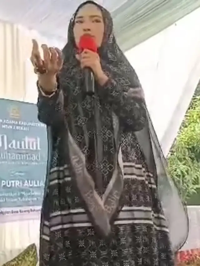 Mega Aulia Jadi Ustazah