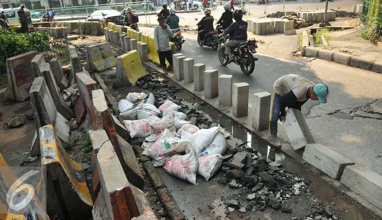 Suasana pengerjaan proyek trotoar untuk penyandang disabilitas di Tanah Abang, Jakarta, Senin (18/7). Fungsi utama trotoar adalah memberikan rasa aman dan nyaman kepada pejalan kaki. (Liputan6.com/Gempur M Surya)