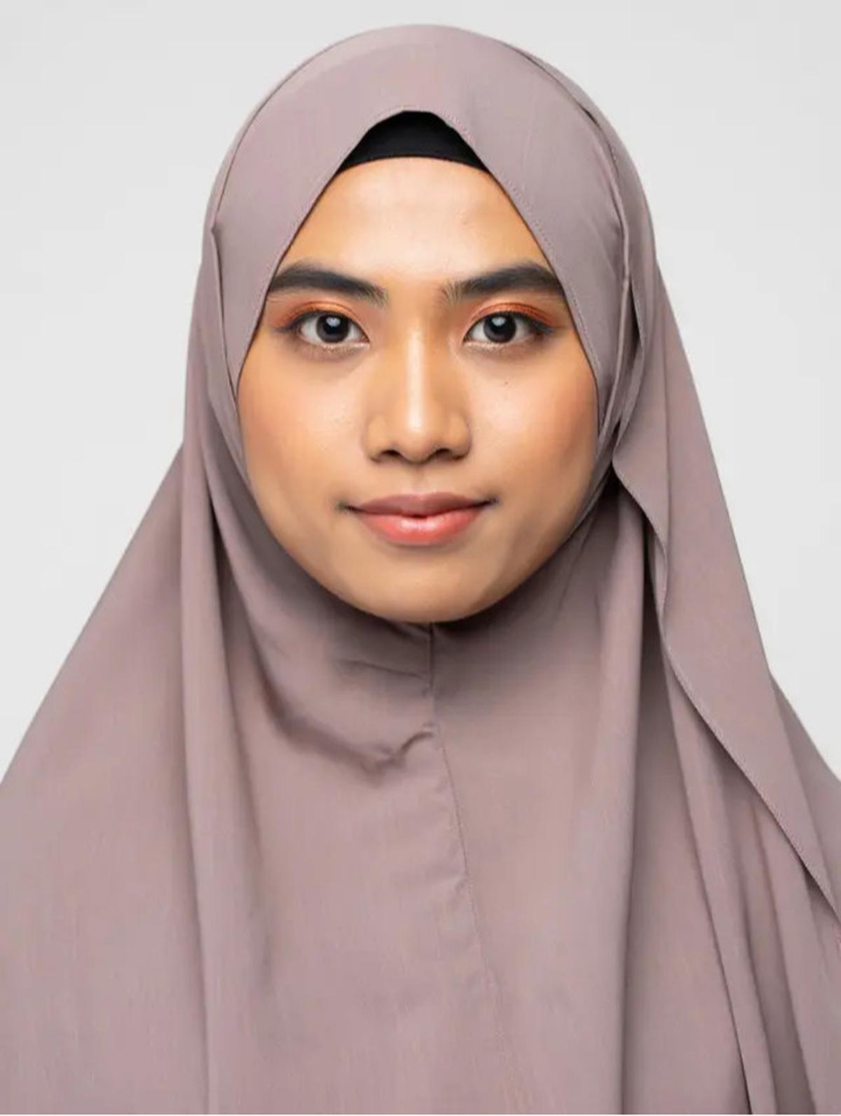 7 Model Hijab Layer Simpel Biar Penampilan Enggak Terlihat Tua