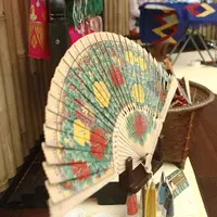 Terbuat dari limbah, kipas cantik khas Bali ini sukses di pasaran ekspor (Foto: Indonesia Pavilion)