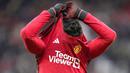 Pemain Manchester United, Casemiro, melepas jersey setelah laga melawan Fulham pada pekan ke-26 Premier League 2023/2024 di Stadion Old Trafford, Sabtu (24/2/2024). MU takluk 1-2. (AP Photo/Dave Thompson)