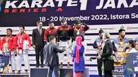 Indonesia meraih medali emas kata beregu putra pada Kejuaraan Karate Internasional WKF Series A 2022 di Istora Gelora Bung Karno, Senayan, Jakarta, Minggu, 20 November. (foto: PB FORKI)