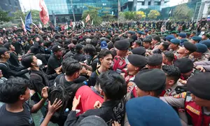 Sejumlah aparat kepolisian berjaga menghadapi massa demonstrasi Hari Sumpah Pemuda di kawasan Dukuh Atas, Jalan Jenderal Sudirman, Jakarta Pusat, Rabu (28/10/2026). Petugas berupaya mengendalikan situasi ketika massa mencoba menerobos barikade. (KLY/Budy Santoso)