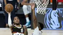 Pemain Denver Nuggets, Monte Morris, berusaha mencetak poin saat melawan Utah Jazz pada ronde pertama playoff NBA musim 2020 di The Field House, Florida, Selasa (18/8/2020). Denver Nuggets menang 135-125 atas Utah Jazz. (AFP/Ashley Landis/Pool/Getty Images)