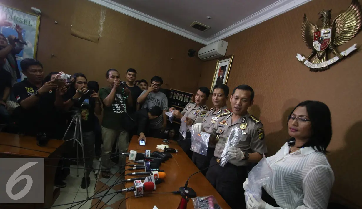 Polda Metro Jaya menunjukkan barang bukti kasus yang melibatkan spiritualis Aa Gatot Brajamusti di Jakarta, Rabu (31/8). (Liputan6.com/Immanuel Antonius)