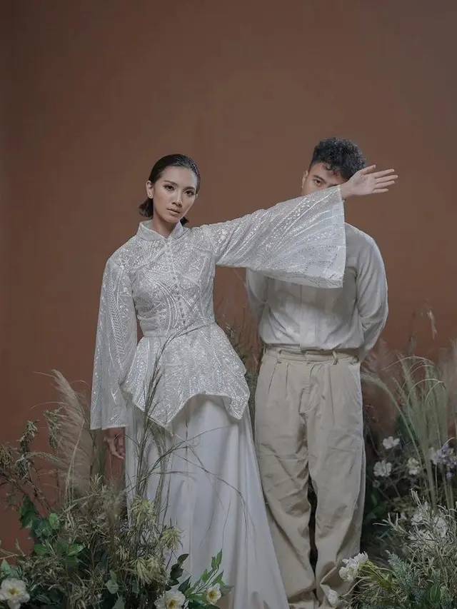 11 Gaya Sheila Dara dan Vidi Aldiano di Pemotretan Prewedding Terbaru, Kompak Berbusana Serba Putih