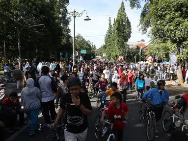 Ribuan warga memadati Hari Bebas Kendaraan (Car Free Day) di sepanjang Jalan Dago, Bandung, Minggu (26/4/2015). CFD dimanfaatkan warga untuk menikmati suasana Bandung bebas dari asap kendaraan bermotor. (Liputan6.com/Herman Zakharia)