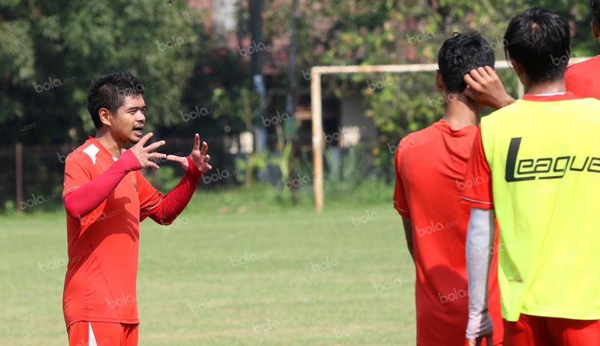 Bambang Pamungkas berdiskusi dengan rekan-rekannya di Lapangan Villa 2000, Pamulang, Tangerang Selatan, Senin (25/4/2016). (Bola.com/Nicklas Hanoatubun)