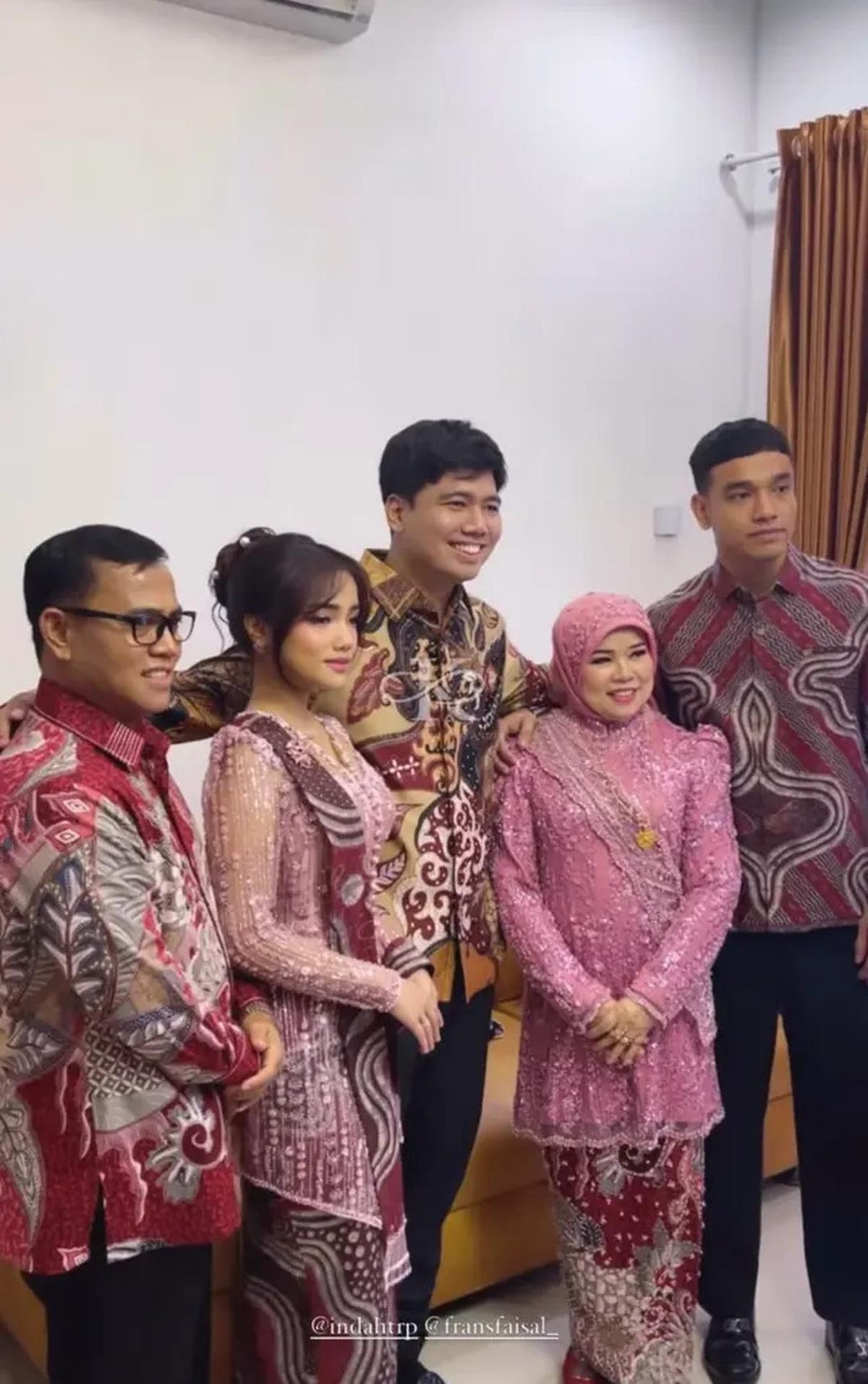7 Potret Lamaran Frans Faisal dan Indah, Fuji dan Fadly Faisal Ikut Salting