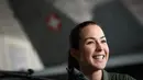 Fanny Chollet tersenyum selama konferensi pers di Pangkalan Udara Payerne, Swiss, (19/12). Fanny Chollet 28 tahun yang dijuluki 'Shotty' merupakan pilot jet tempur perempuan pertama Swiss. (AFP Photo/Fabrice Coffrini)