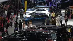 Pengunjung melihat-lihat mobil yang dipamerkan saat International Motor Show (IIMS) 2026 di JIExpo Kemayoran, Jakarta, Kamis (5/2/2026). Indonesia International Motor Show (IIMS) 2026, kembali digelar. (Kapanlagi.com/Budy Santoso)