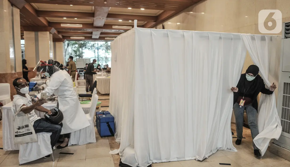 Jurnalis saat menerima vaksinasi Covid-19 di Balai Kota, Jakarta, Senin (29/3/2021). Pemprov DKI Jakarta bekerja sama dengan Dewan Pers menggelar vaksinasi Covid-19 bagi 5.200 awak media. (merdeka.com/Iqbal S. Nugroho)