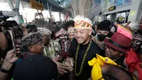 Calon presiden Ganjar Pranowo disambut antusias ribuan masyarakat ketika tiba di Bandar Udara Domine Eduard Osok di Kota Sorong, Provinsi Papua Barat Daya, Minggu (20/11/2023) (Istimewa)