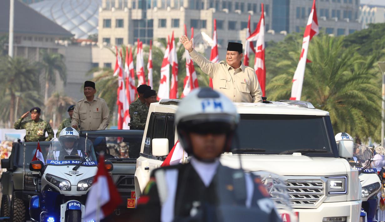 Presiden Prabowo Subianto memimpin upacara peringatan HUT Ke-80 Tentara Nasional Indonesia (TNI) di Lapangan Silang Monumen Nasional (Monas), Jakarta, Minggu (5/10/2025). (merdeka.com/Arie Basuki)