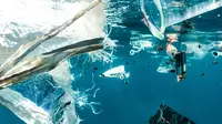 Sampah plastik di laut (dok. Unsplash.com/Naja Bertolt Jensen)