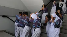 Siswa sekolah SMPN 198 mengikuti cara mitigasi bencana gempa di Sekolah SMPN 198, Jakarta, Selasa (26/9/2023). (merdeka.com/Imam Buhori)