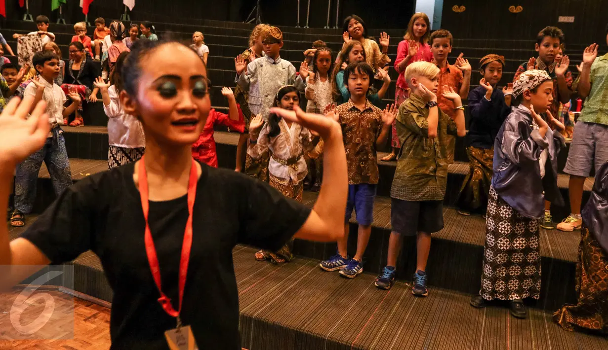 Sejumlah siswa-siswi tengah belajar Tarian Tortor JIS Pondok Indah, Jakarta (24/10). Kegiatan tersebut dalam rangka Cultural Week jelang peringatan Sumpah Pemuda 28 Oktober. (Liputan6.com/Fery Pradolo)