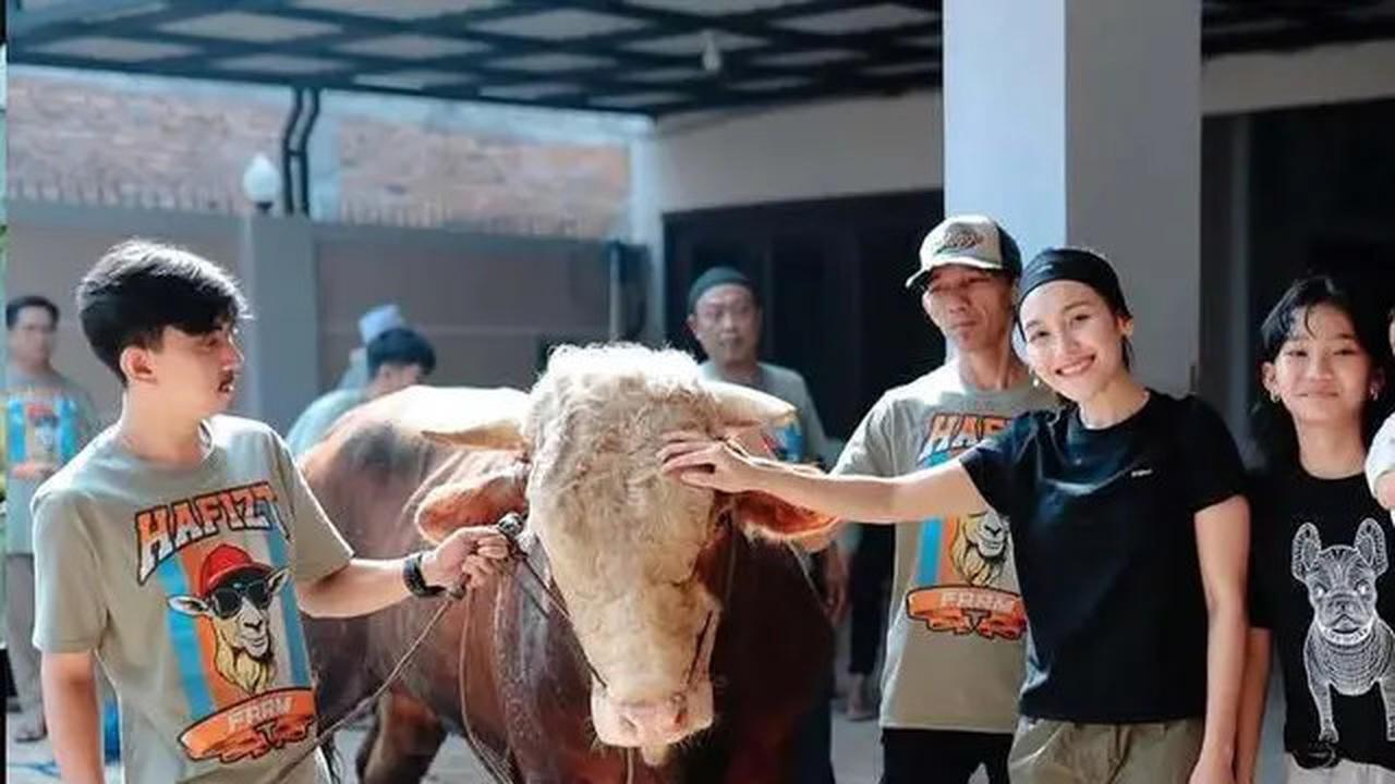 Potret Ayu Ting Ting Ikut Potong Daging Kurban, Tampil Santai Pakai Kaus dan Celana Pendek