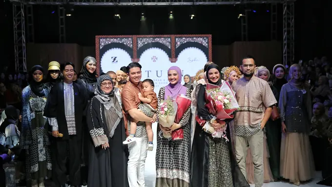 Sambut Ramadan, Zaskia Sungkar-Shireen Sungkar Rilis Koleksi Busana Muslim Bernuansa Tradisional