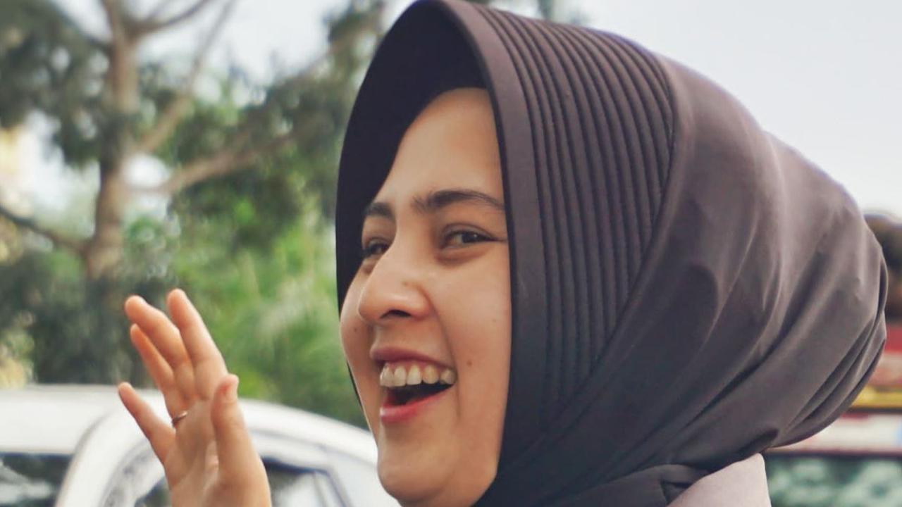 Momen Polwan Cantik Berhijab Terjang Banjir Demi Atur Lalu Lintas Jalan Lintas Riau-Sumut