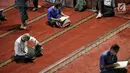 Sejumlah jemaah membaca kitab suci Alquran usai salat di Masjid Istiqlal, Jakarta, Selasa (7/5/2019). Tadarus Alquran berarti membaca, merenungkan, menelaah, dan memahami wahyu-wahyu Allah SWT. (Liputan6.com/Faizal Fanani)