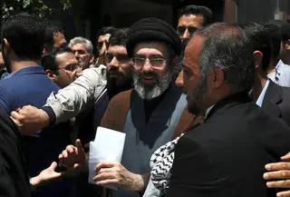 Mojtaba Khamenei (tengah), putra Pemimpin Tertinggi Iran Ayatollah Ali Khamenei, saat menghadiri aksi tahunan Hari Quds atau Hari Yerusalem di Teheran, Iran, pada 31 Mei 2019. (Dok. AP/Vahid Salemi)
