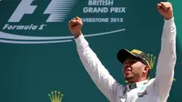 Pembalap Formula 1, Lewis Hamilton merayakan kemenangan usai berlaga di Grand Prix Formula 1 Silverstone di Inggris, (5/7/2015). Hamilton berhasil finish di urutan pertama dengan waktu 1 jam 31 menit 27,729 detik. (Reuters/Stringer)