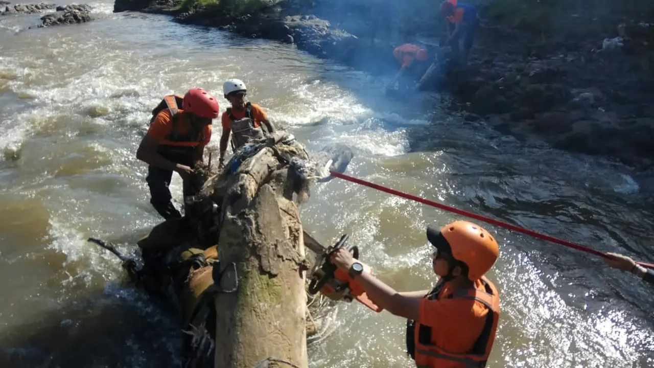 Relawan bersihkan Sungai Ciliwung