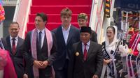 Saat Justin Trudeau dan Xavier Trudeau melihat tarian saat penyambutan keduanya di Bandara Soetta.