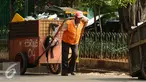 Petugas kebersihan menarik gerobak menuju Tempat Pembuangan Sampah Sementara Kalibata, Jakarta, Senin (4/1/2016). Rencananya, petugas pengangkut sampah juga akan dilengkapi dengan fasilitas pendukung kerja. (Liputan6.com/Helmi Fithriansyah)